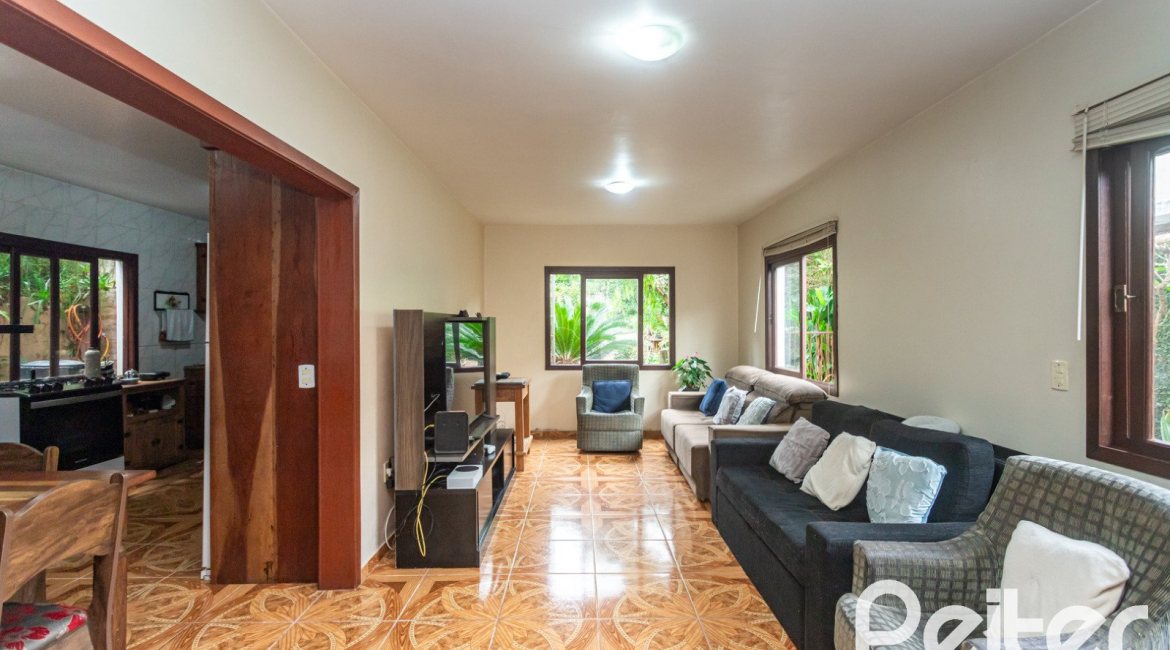 Casa à venda com 338m², 4 dormitórios, 1 suíte, 2 vagas, no bairro Vila Conceição em Porto Alegre