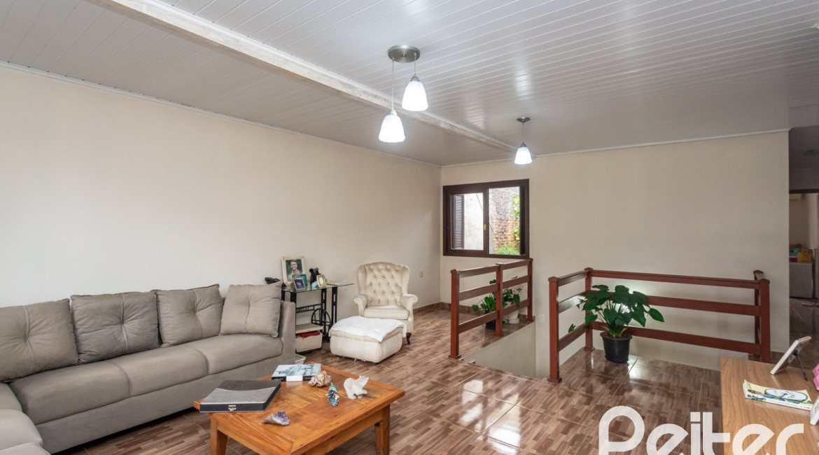 Casa à venda com 338m², 4 dormitórios, 1 suíte, 2 vagas, no bairro Vila Conceição em Porto Alegre