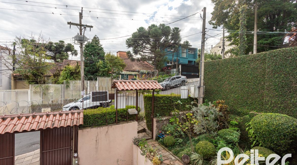 Casa à venda com 338m², 4 dormitórios, 1 suíte, 2 vagas, no bairro Vila Conceição em Porto Alegre