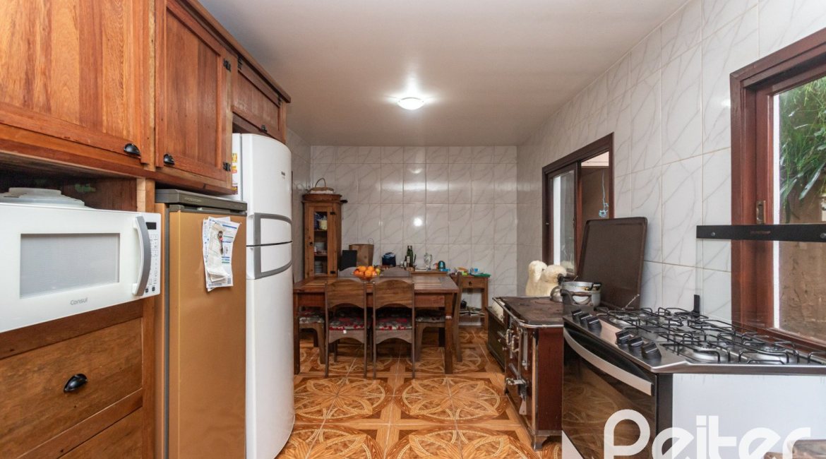 Casa à venda com 338m², 4 dormitórios, 1 suíte, 2 vagas, no bairro Vila Conceição em Porto Alegre
