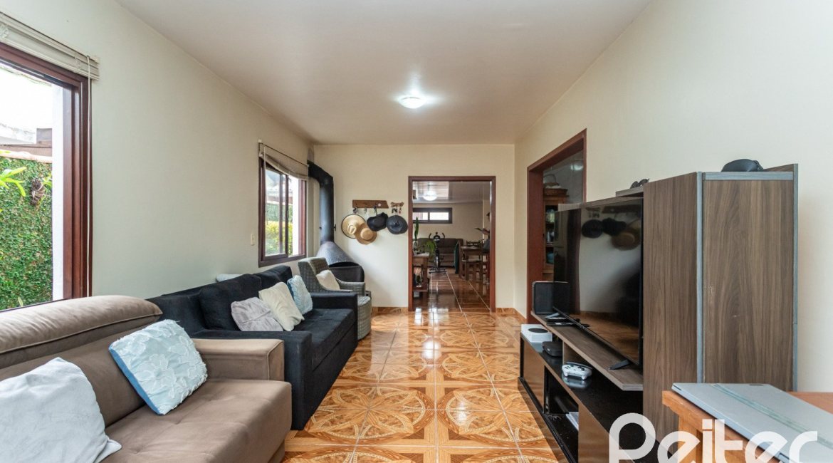 Casa à venda com 338m², 4 dormitórios, 1 suíte, 2 vagas, no bairro Vila Conceição em Porto Alegre