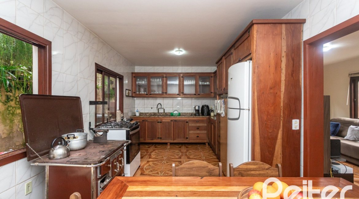 Casa à venda com 338m², 4 dormitórios, 1 suíte, 2 vagas, no bairro Vila Conceição em Porto Alegre