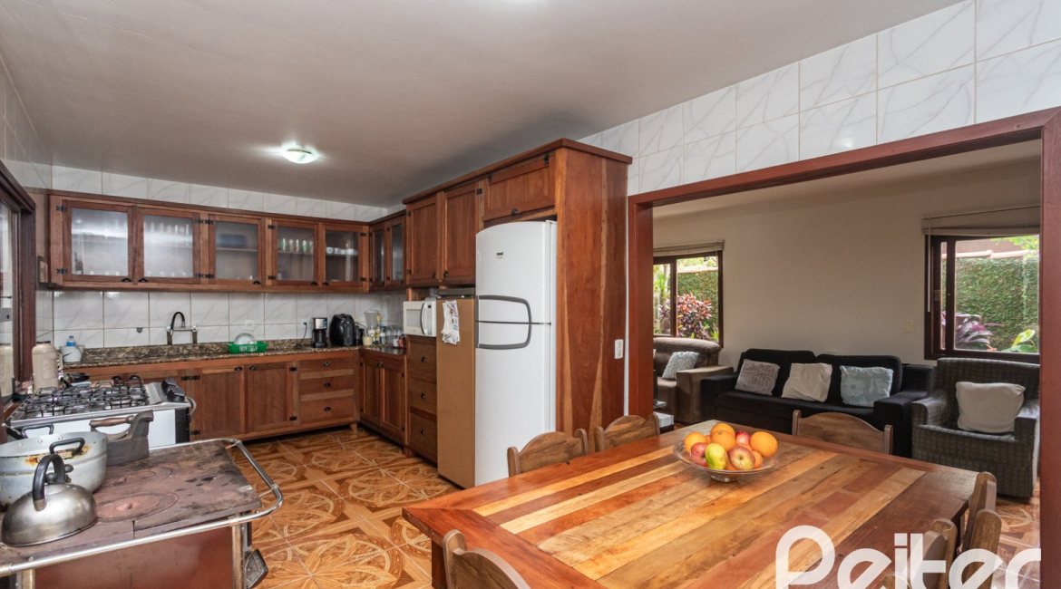 Casa à venda com 338m², 4 dormitórios, 1 suíte, 2 vagas, no bairro Vila Conceição em Porto Alegre