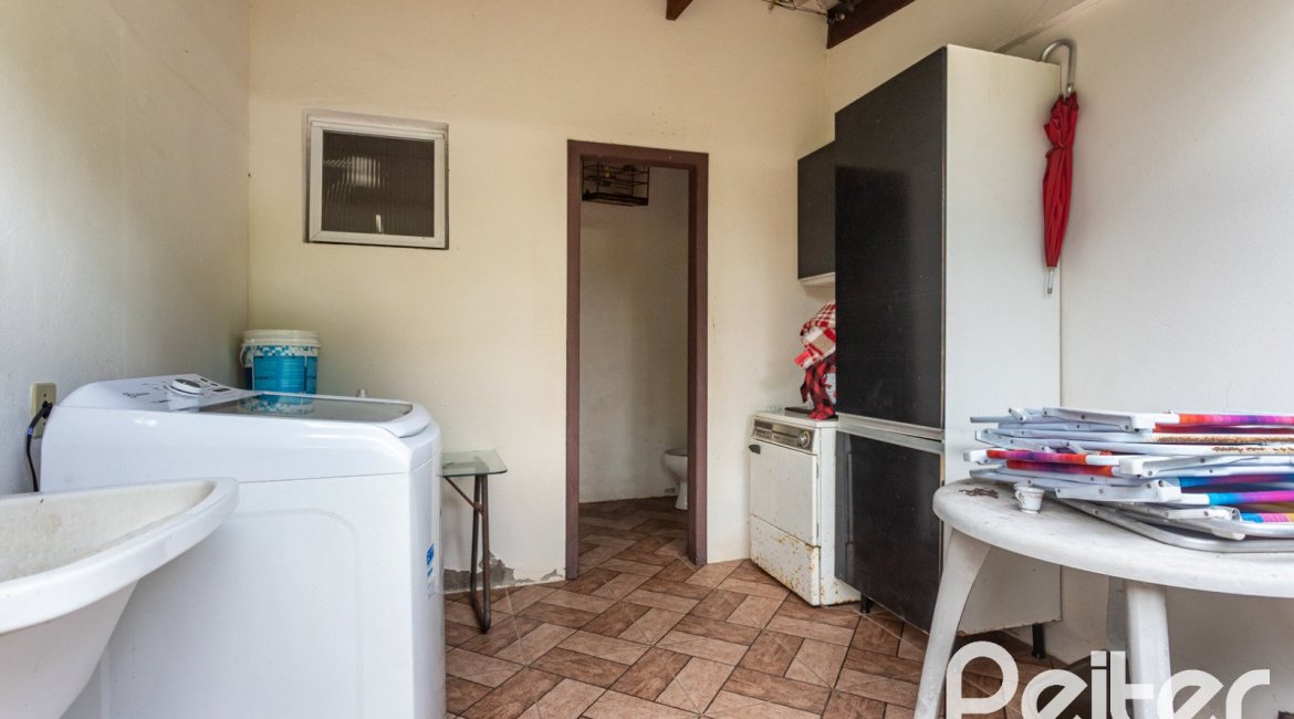 Casa à venda com 338m², 4 dormitórios, 1 suíte, 2 vagas, no bairro Vila Conceição em Porto Alegre