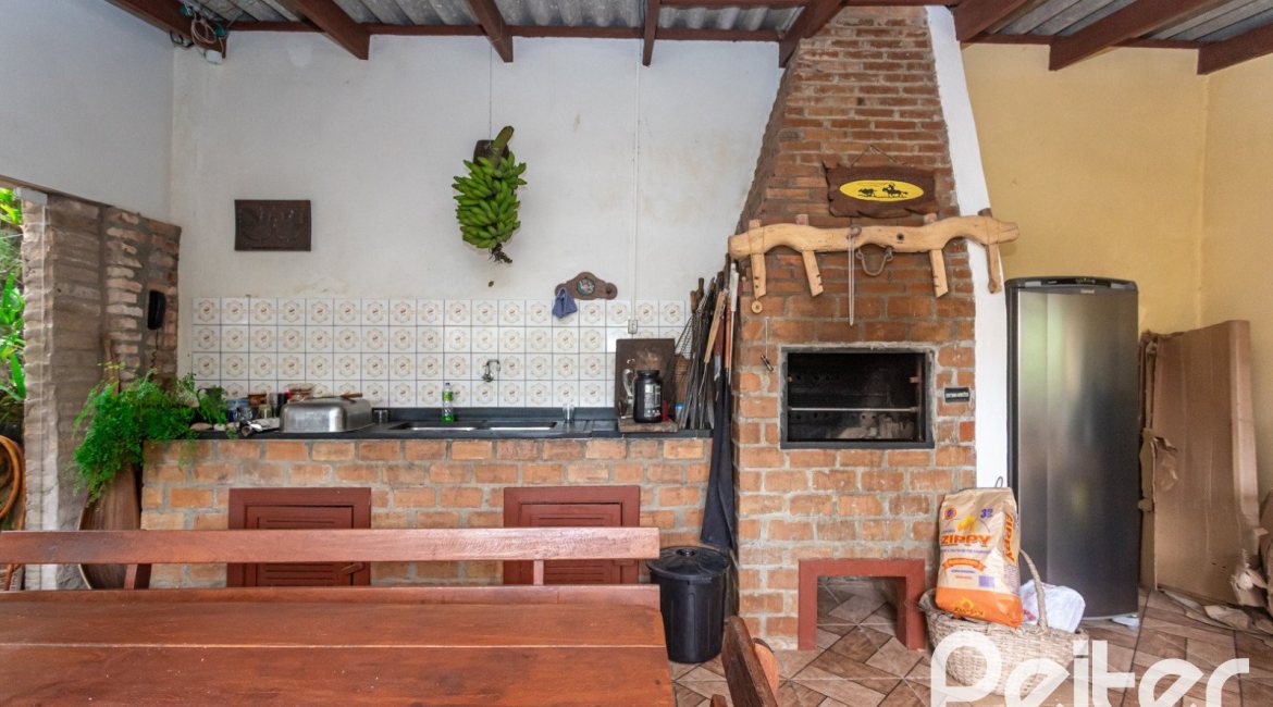 Casa à venda com 338m², 4 dormitórios, 1 suíte, 2 vagas, no bairro Vila Conceição em Porto Alegre