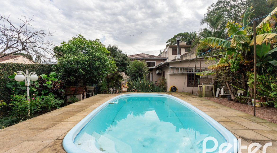Casa à venda com 338m², 4 dormitórios, 1 suíte, 2 vagas, no bairro Vila Conceição em Porto Alegre