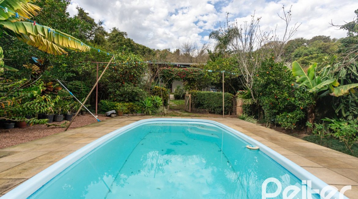 Casa à venda com 338m², 4 dormitórios, 1 suíte, 2 vagas, no bairro Vila Conceição em Porto Alegre