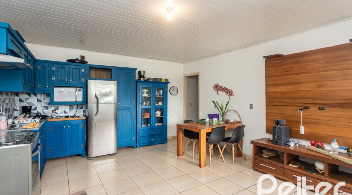 Casa à venda com 338m², 4 dormitórios, 1 suíte, 2 vagas, no bairro Vila Conceição em Porto Alegre