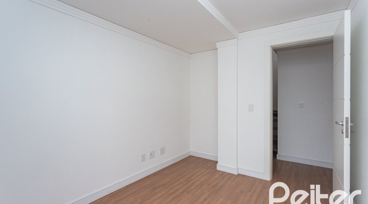 Cobertura à venda com 144m², 3 dormitórios, 1 suíte, 2 vagas, no bairro Menino Deus em Porto Alegre