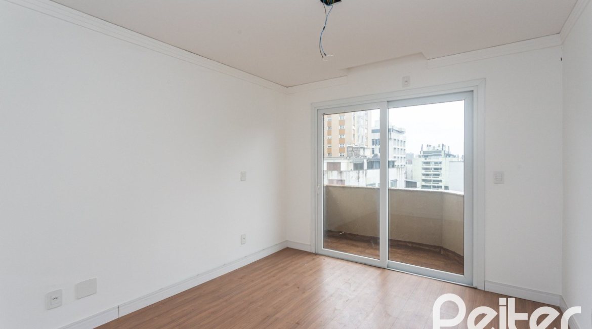 Cobertura à venda com 144m², 3 dormitórios, 1 suíte, 2 vagas, no bairro Menino Deus em Porto Alegre