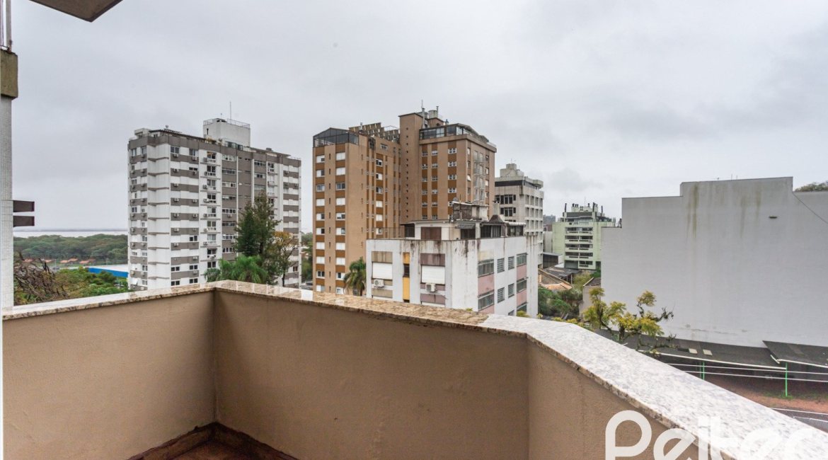 Cobertura à venda com 144m², 3 dormitórios, 1 suíte, 2 vagas, no bairro Menino Deus em Porto Alegre