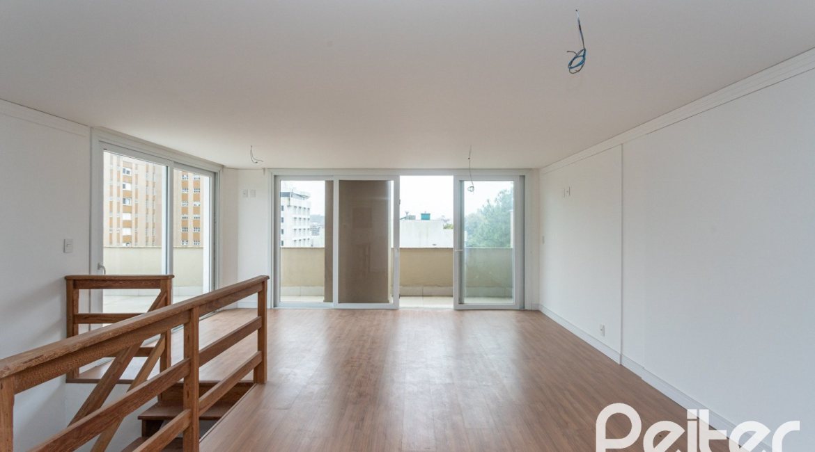 Cobertura à venda com 144m², 3 dormitórios, 1 suíte, 2 vagas, no bairro Menino Deus em Porto Alegre