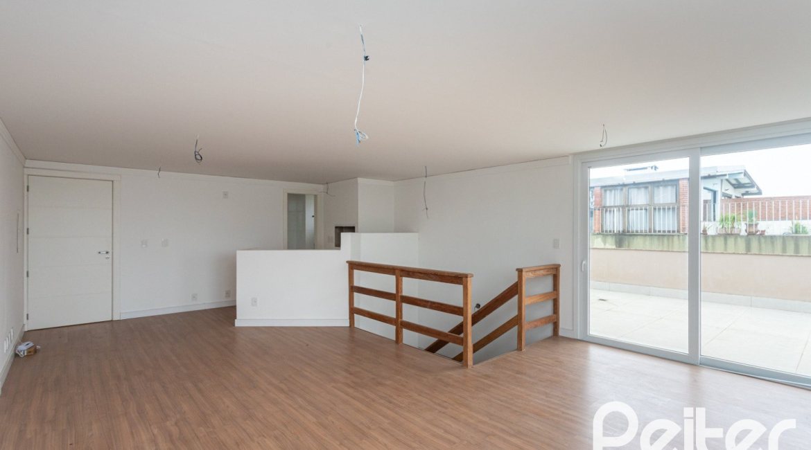 Cobertura à venda com 144m², 3 dormitórios, 1 suíte, 2 vagas, no bairro Menino Deus em Porto Alegre