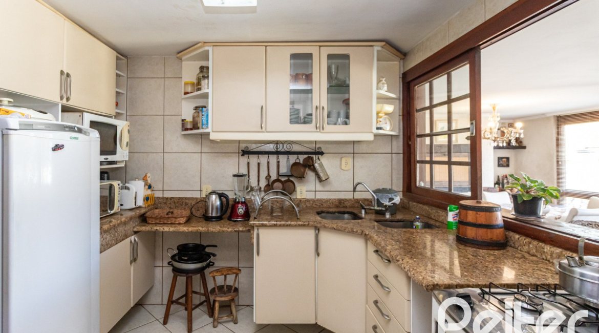 Casa em Condomínio à venda com 250m², 3 dormitórios, 1 suíte, 2 vagas, no bairro Ipanema em Porto Alegre
