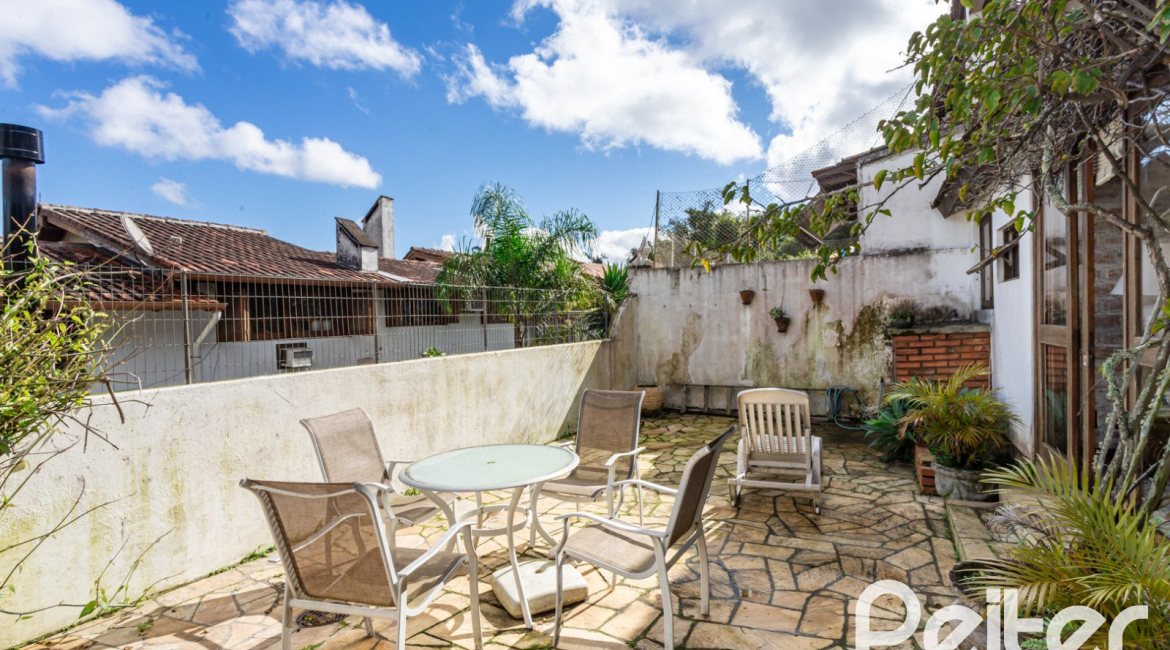 Casa em Condomínio à venda com 250m², 3 dormitórios, 1 suíte, 2 vagas, no bairro Ipanema em Porto Alegre