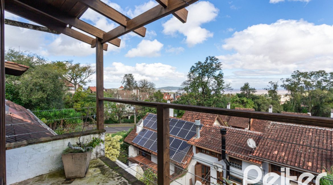 Casa em Condomínio à venda com 250m², 3 dormitórios, 1 suíte, 2 vagas, no bairro Ipanema em Porto Alegre