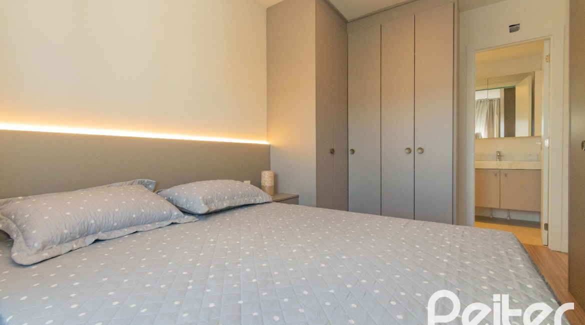 Apartamento à venda com 82m², 3 dormitórios, 1 suíte, 2 vagas, no bairro Tristeza em Porto Alegre