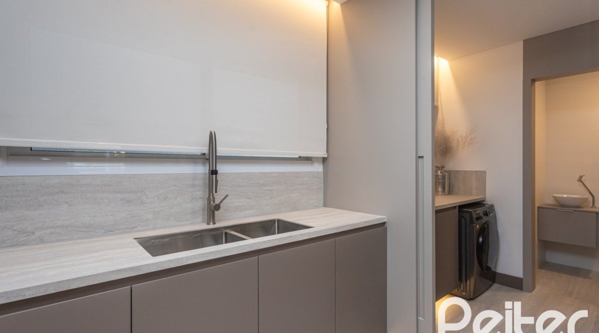 Apartamento à venda com 176m², 4 dormitórios, 4 suítes, 3 vagas, no bairro Golden Lake em Porto Alegre