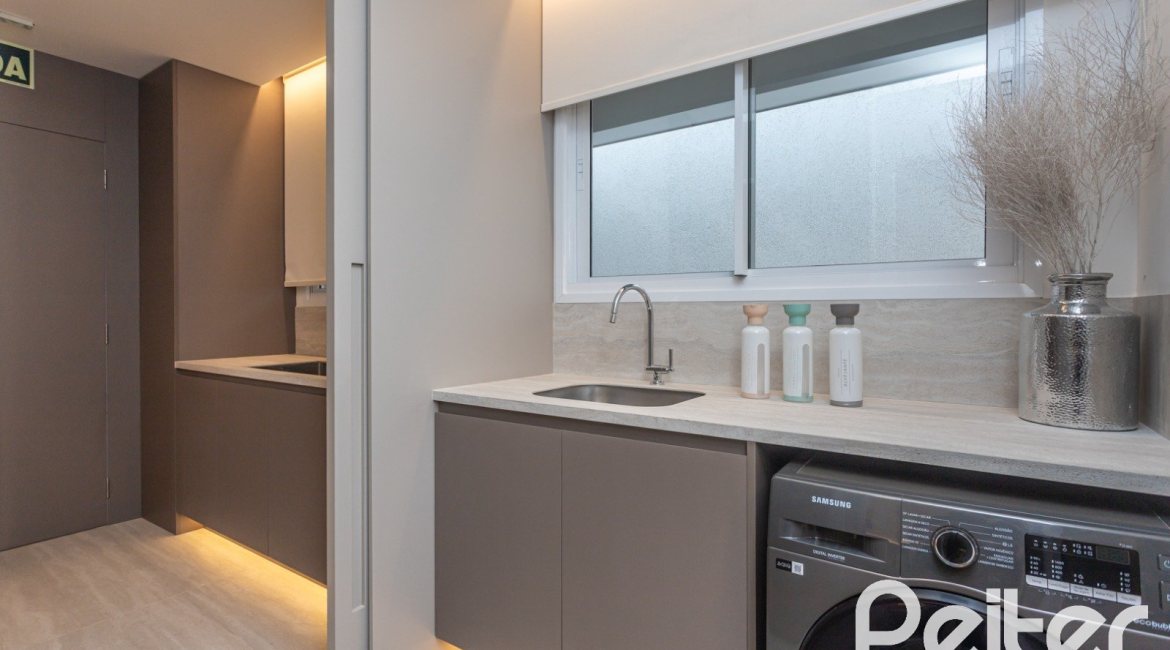 Apartamento à venda com 176m², 4 dormitórios, 4 suítes, 3 vagas, no bairro Golden Lake em Porto Alegre
