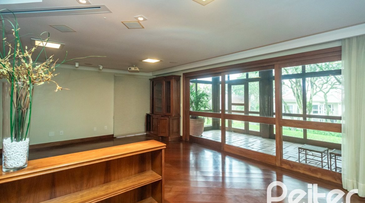 Casa em Condomínio à venda com 900m², 5 dormitórios, 5 suítes, 10 vagas, no bairro Cavalhada em PORTO ALEGRE