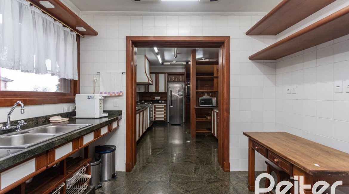 Casa em Condomínio à venda com 900m², 5 dormitórios, 5 suítes, 10 vagas, no bairro Cavalhada em PORTO ALEGRE