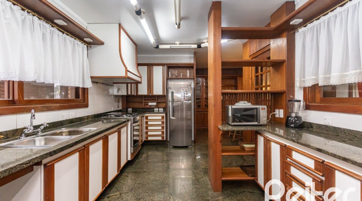 Casa em Condomínio à venda com 900m², 5 dormitórios, 5 suítes, 10 vagas, no bairro Cavalhada em PORTO ALEGRE