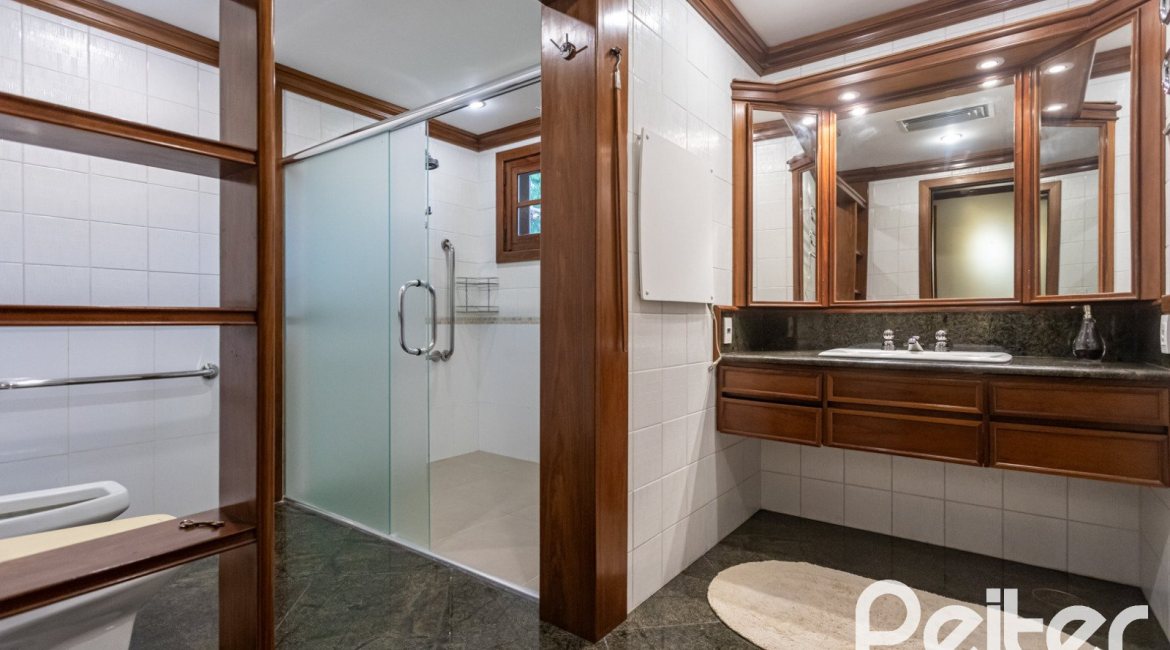 Casa em Condomínio à venda com 900m², 5 dormitórios, 5 suítes, 10 vagas, no bairro Cavalhada em PORTO ALEGRE