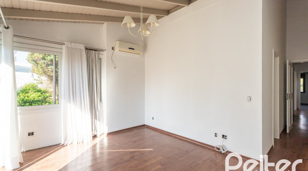 Casa em Condomínio à venda com 328m², 3 dormitórios, 2 suítes, 4 vagas, no bairro Cavalhada em PORTO ALEGRE