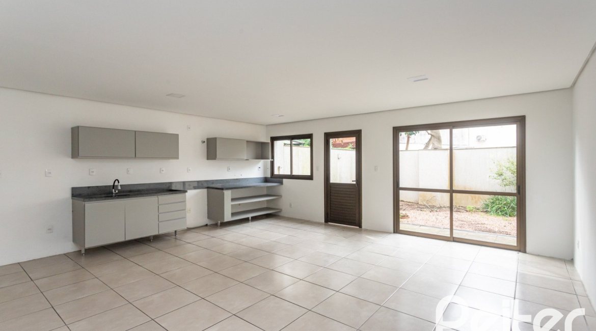 Casa em Condomínio à venda com 352m², 3 dormitórios, 3 suítes, 3 vagas, no bairro Tristeza em Porto Alegre