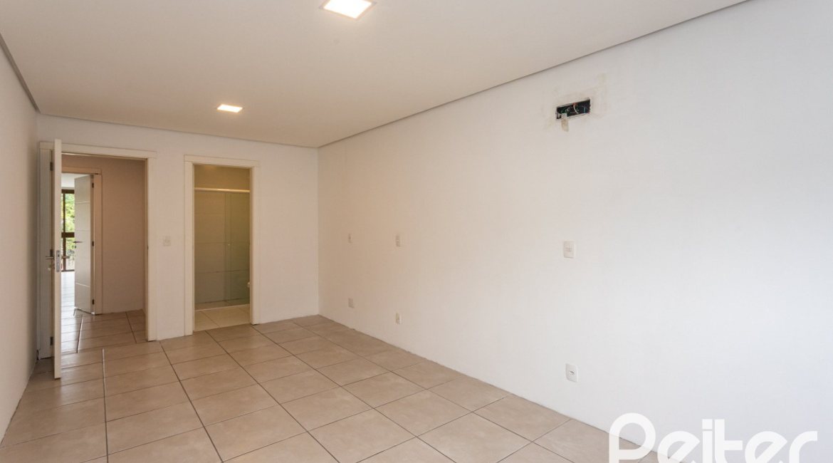 Casa em Condomínio à venda com 352m², 3 dormitórios, 3 suítes, 3 vagas, no bairro Tristeza em Porto Alegre