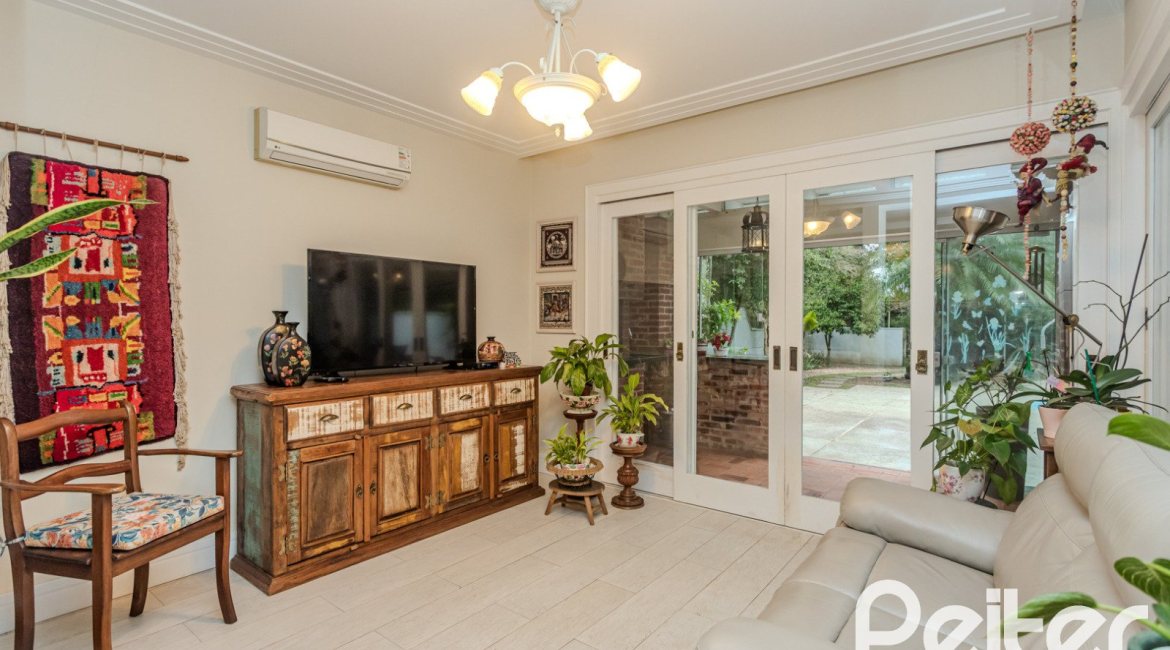 Casa em Condomínio à venda com 296m², 3 dormitórios, 1 suíte, 4 vagas, no bairro Terra Ville em PORTO ALEGRE