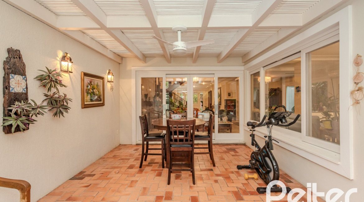 Casa em Condomínio à venda com 296m², 3 dormitórios, 1 suíte, 4 vagas, no bairro Terra Ville em PORTO ALEGRE