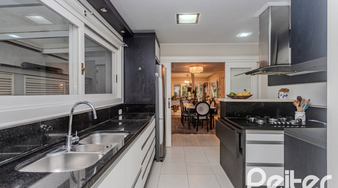 Casa em Condomínio à venda com 296m², 3 dormitórios, 1 suíte, 4 vagas, no bairro Terra Ville em PORTO ALEGRE