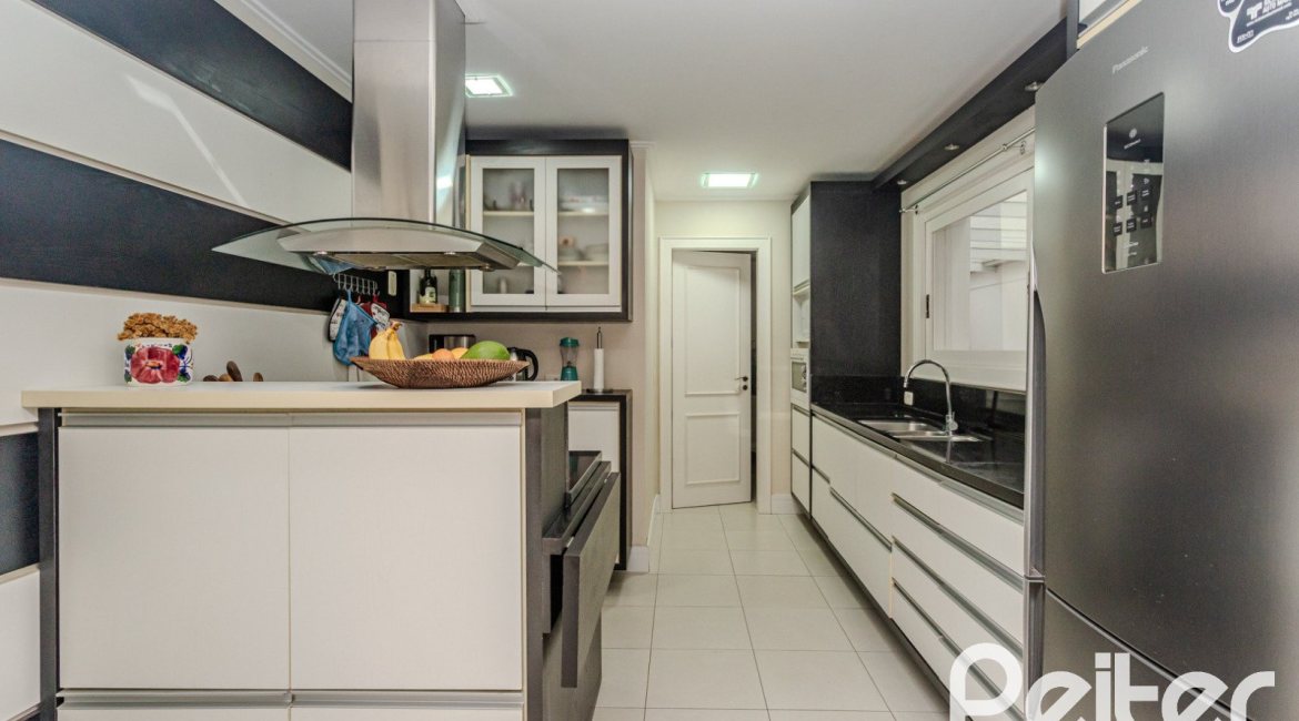 Casa em Condomínio à venda com 296m², 3 dormitórios, 1 suíte, 4 vagas, no bairro Terra Ville em PORTO ALEGRE