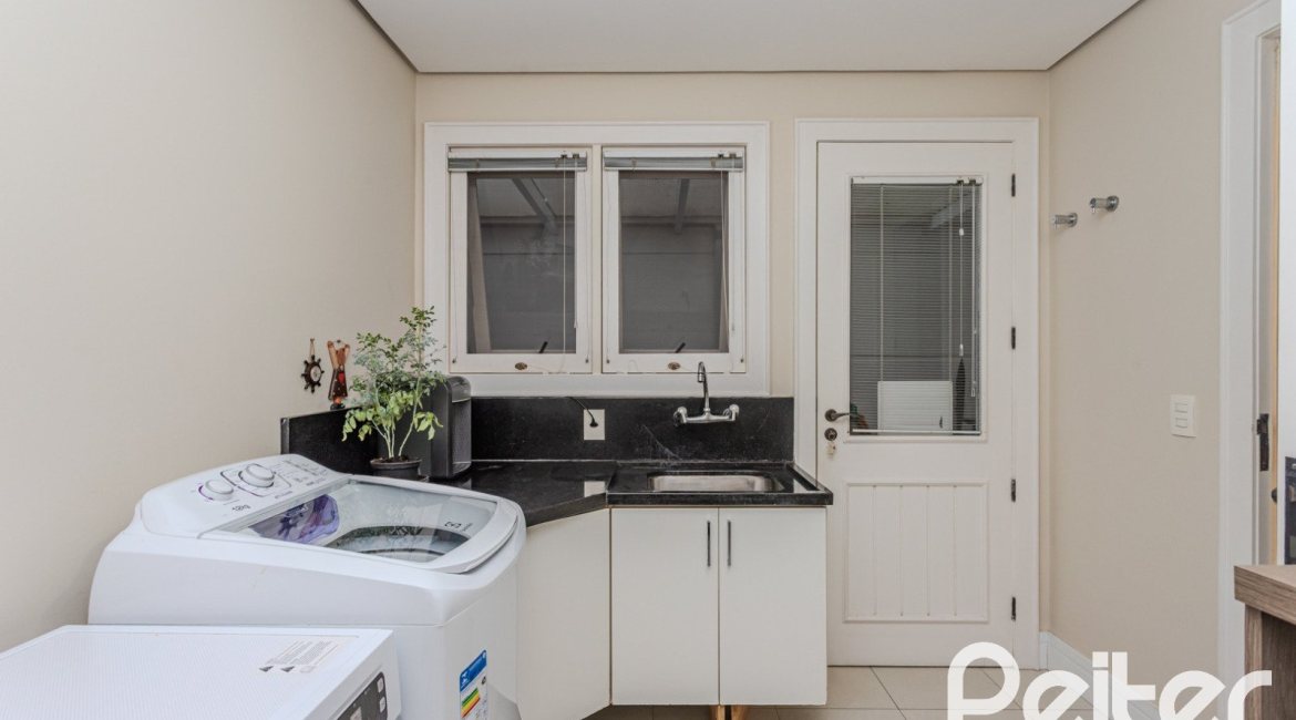Casa em Condomínio à venda com 296m², 3 dormitórios, 1 suíte, 4 vagas, no bairro Terra Ville em PORTO ALEGRE