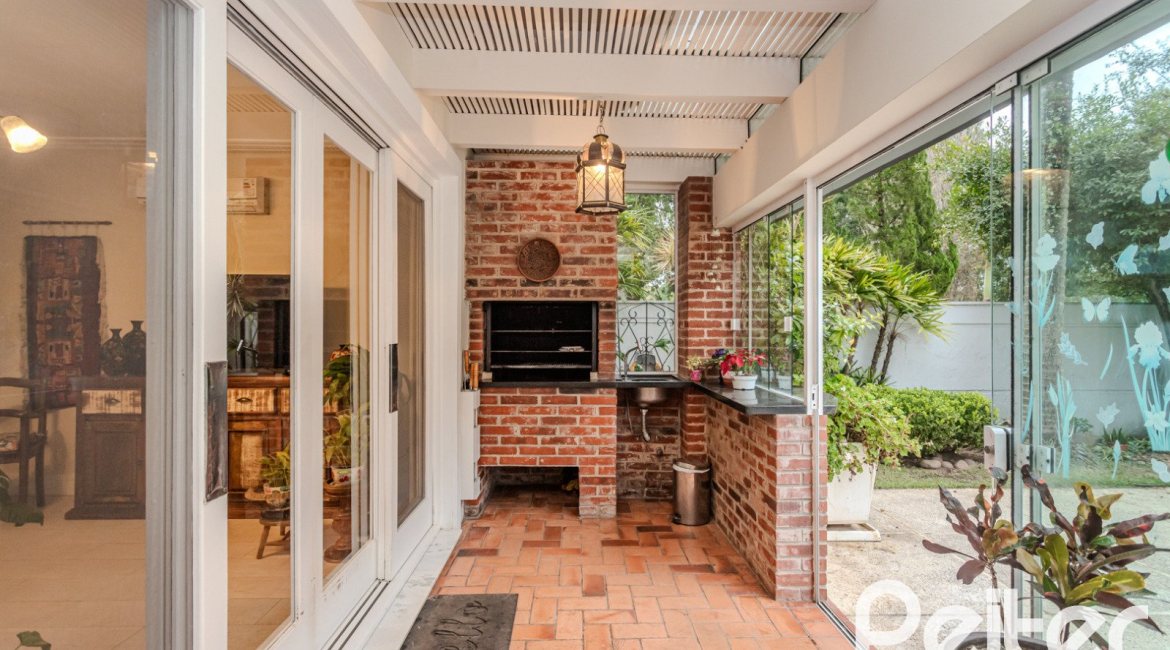 Casa em Condomínio à venda com 296m², 3 dormitórios, 1 suíte, 4 vagas, no bairro Terra Ville em PORTO ALEGRE