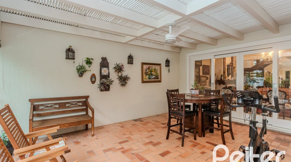 Casa em Condomínio à venda com 296m², 3 dormitórios, 1 suíte, 4 vagas, no bairro Terra Ville em PORTO ALEGRE