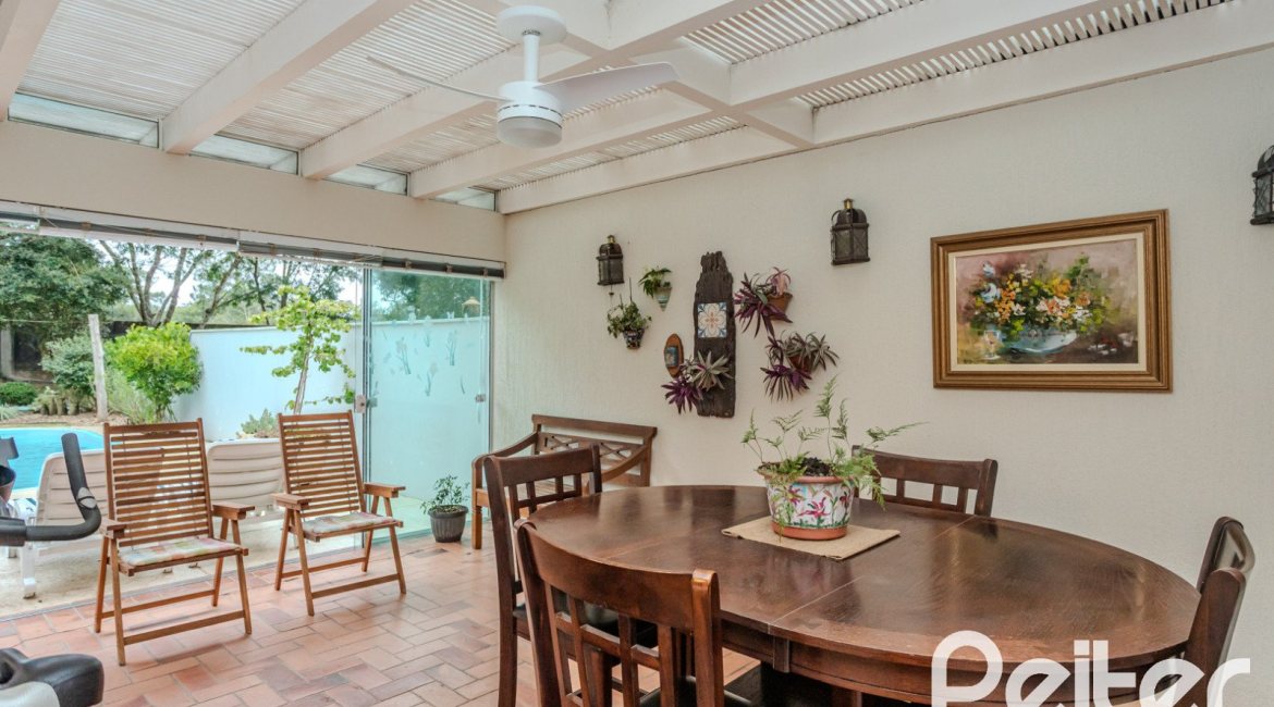 Casa em Condomínio à venda com 296m², 3 dormitórios, 1 suíte, 4 vagas, no bairro Terra Ville em PORTO ALEGRE