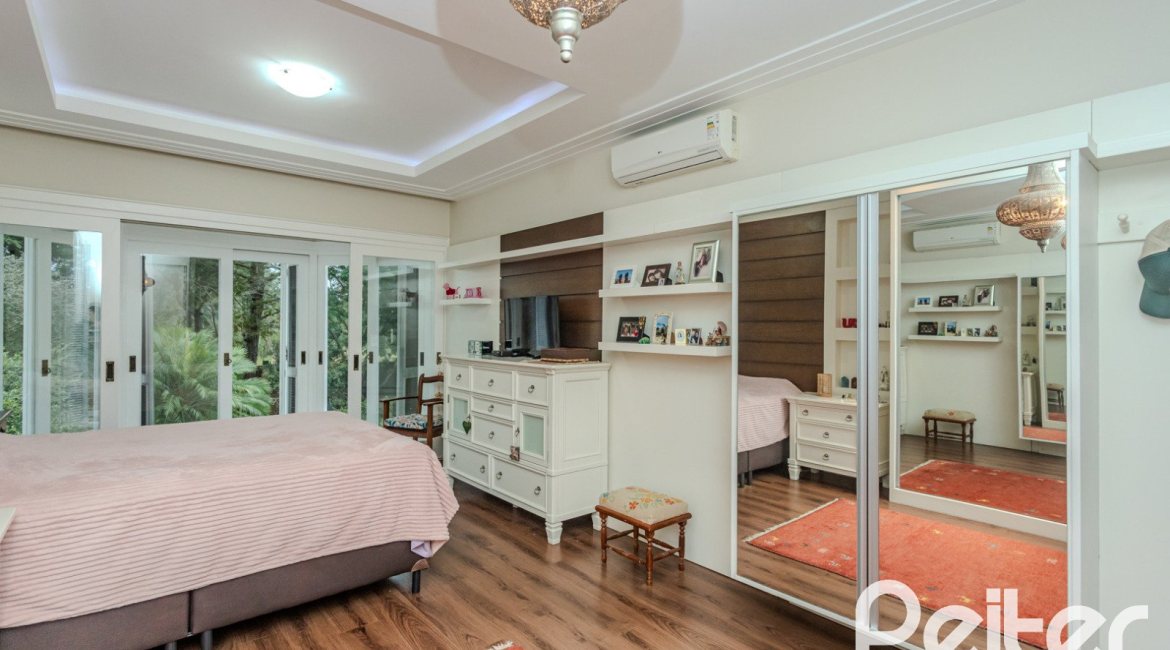 Casa em Condomínio à venda com 296m², 3 dormitórios, 1 suíte, 4 vagas, no bairro Terra Ville em PORTO ALEGRE