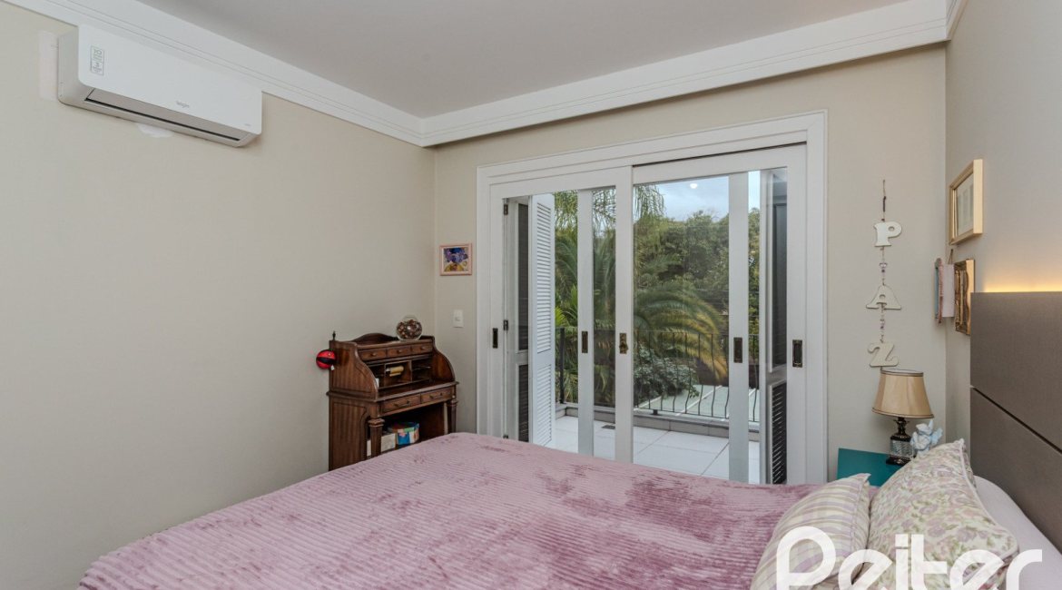 Casa em Condomínio à venda com 296m², 3 dormitórios, 1 suíte, 4 vagas, no bairro Terra Ville em PORTO ALEGRE