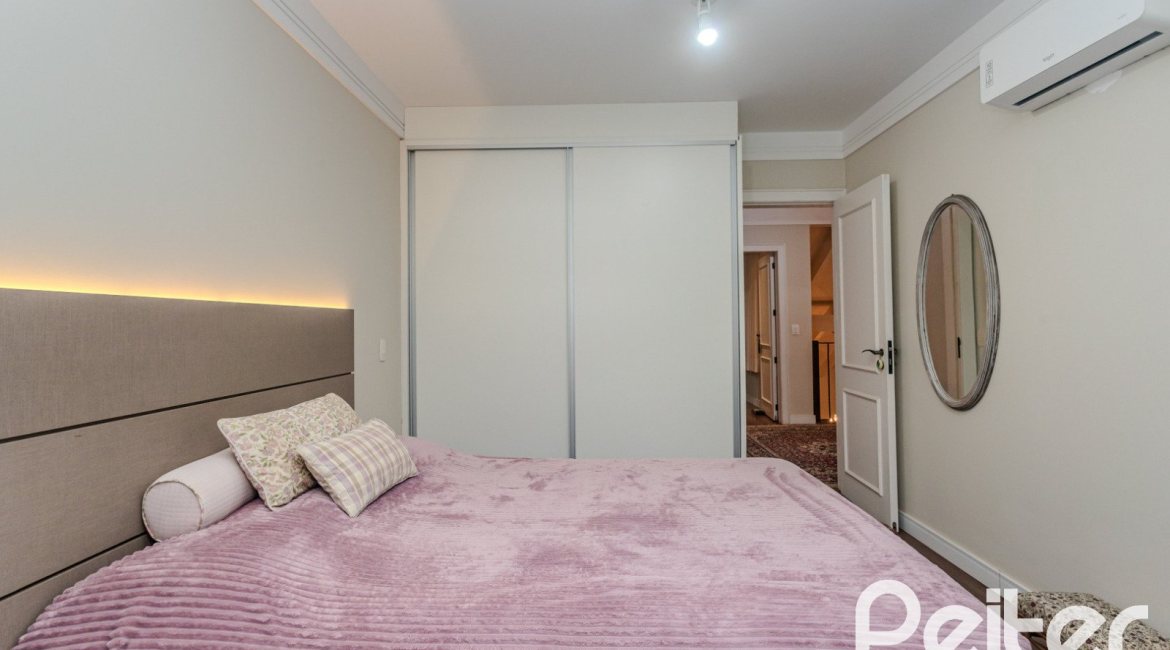Casa em Condomínio à venda com 296m², 3 dormitórios, 1 suíte, 4 vagas, no bairro Terra Ville em PORTO ALEGRE