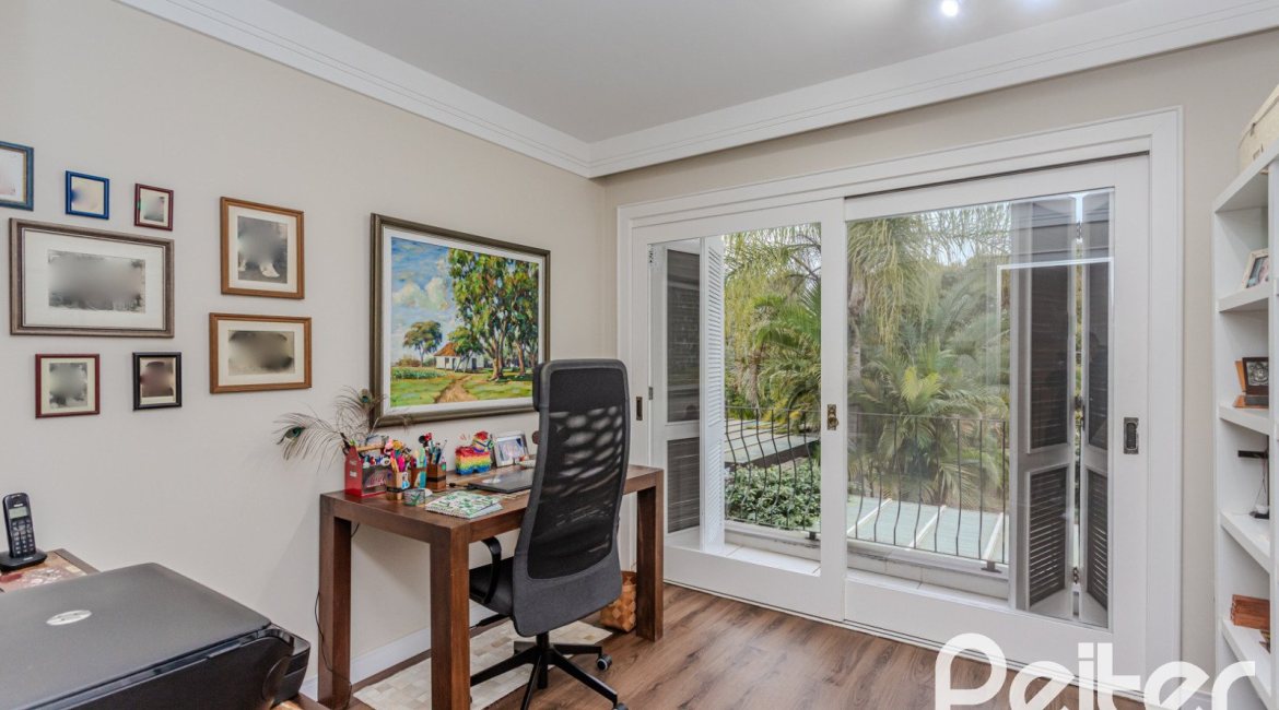 Casa em Condomínio à venda com 296m², 3 dormitórios, 1 suíte, 4 vagas, no bairro Terra Ville em PORTO ALEGRE