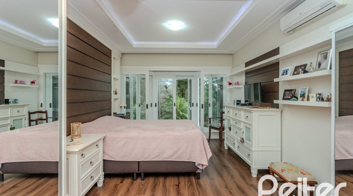 Casa em Condomínio à venda com 296m², 3 dormitórios, 1 suíte, 4 vagas, no bairro Terra Ville em PORTO ALEGRE