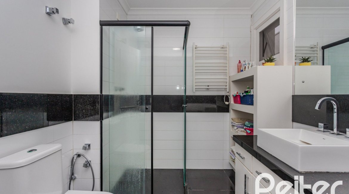 Casa em Condomínio à venda com 296m², 3 dormitórios, 1 suíte, 4 vagas, no bairro Terra Ville em PORTO ALEGRE