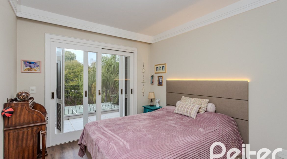Casa em Condomínio à venda com 296m², 3 dormitórios, 1 suíte, 4 vagas, no bairro Terra Ville em PORTO ALEGRE