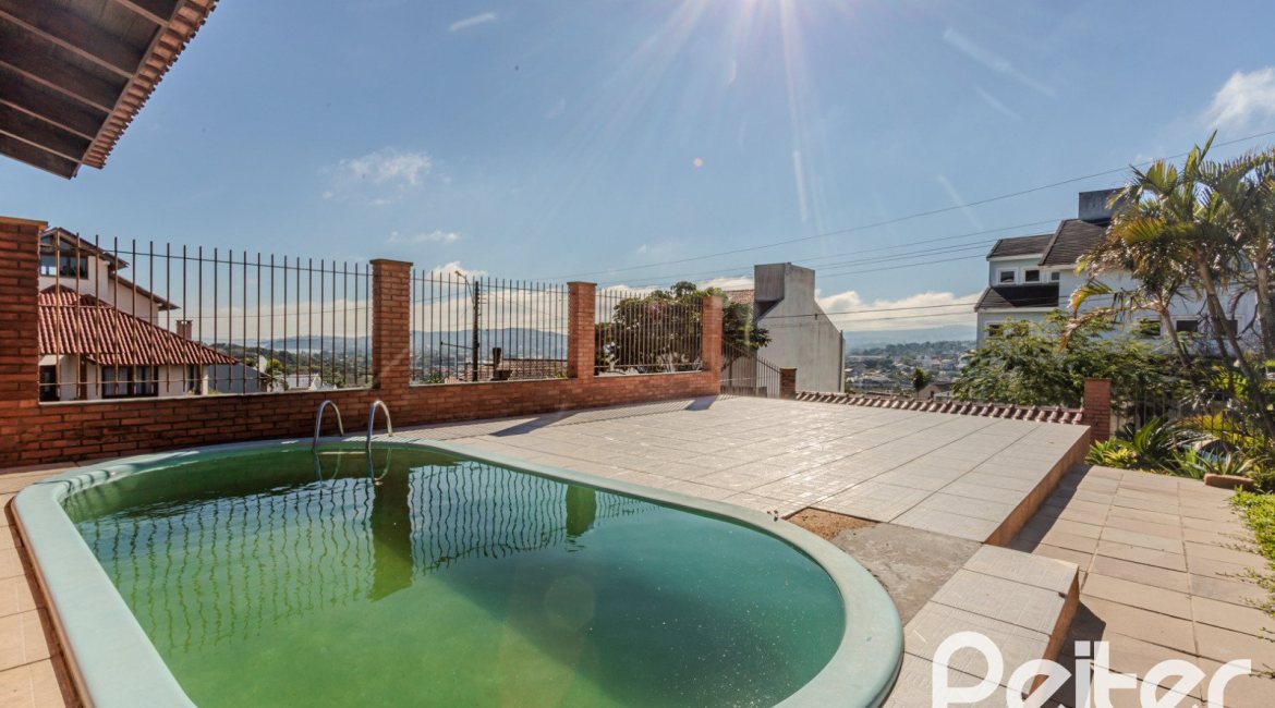 Casa à venda com 302m², 3 dormitórios, 1 suíte, 2 vagas, no bairro Espírito Santo em Porto Alegre