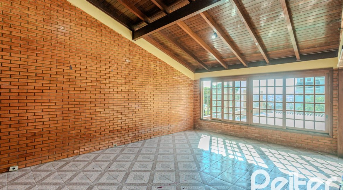 Casa à venda com 302m², 3 dormitórios, 1 suíte, 2 vagas, no bairro Espírito Santo em Porto Alegre