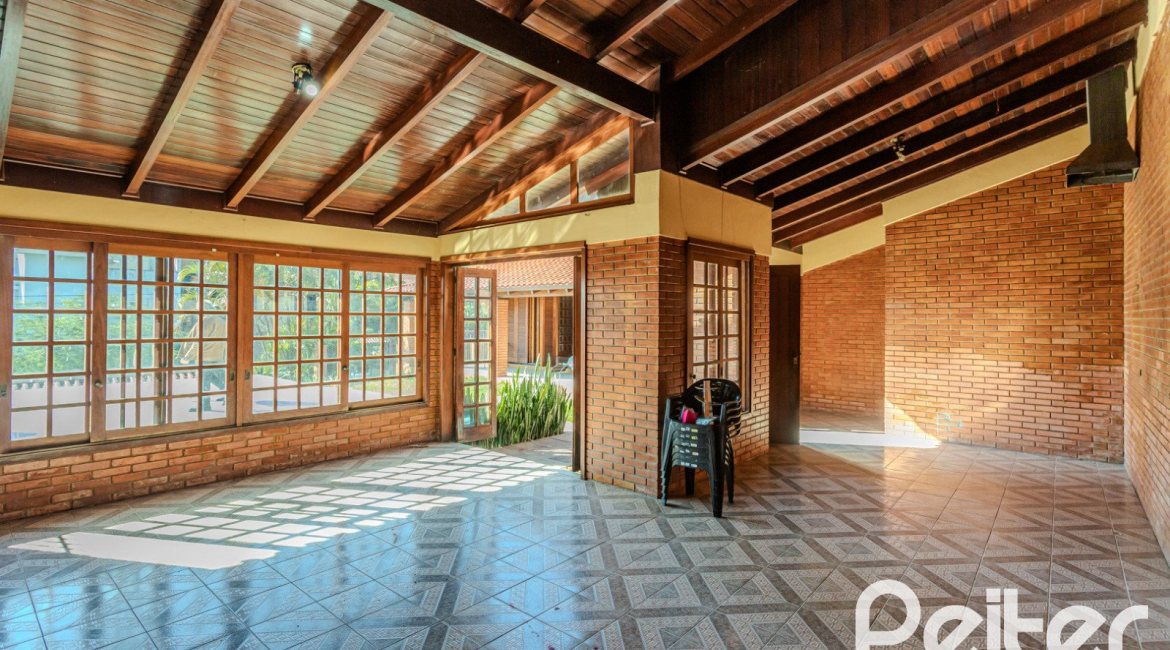 Casa à venda com 302m², 3 dormitórios, 1 suíte, 2 vagas, no bairro Espírito Santo em Porto Alegre