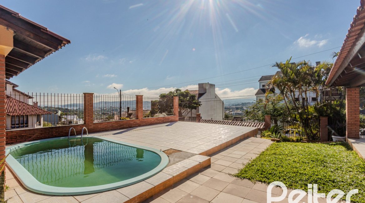 Casa à venda com 302m², 3 dormitórios, 1 suíte, 2 vagas, no bairro Espírito Santo em Porto Alegre