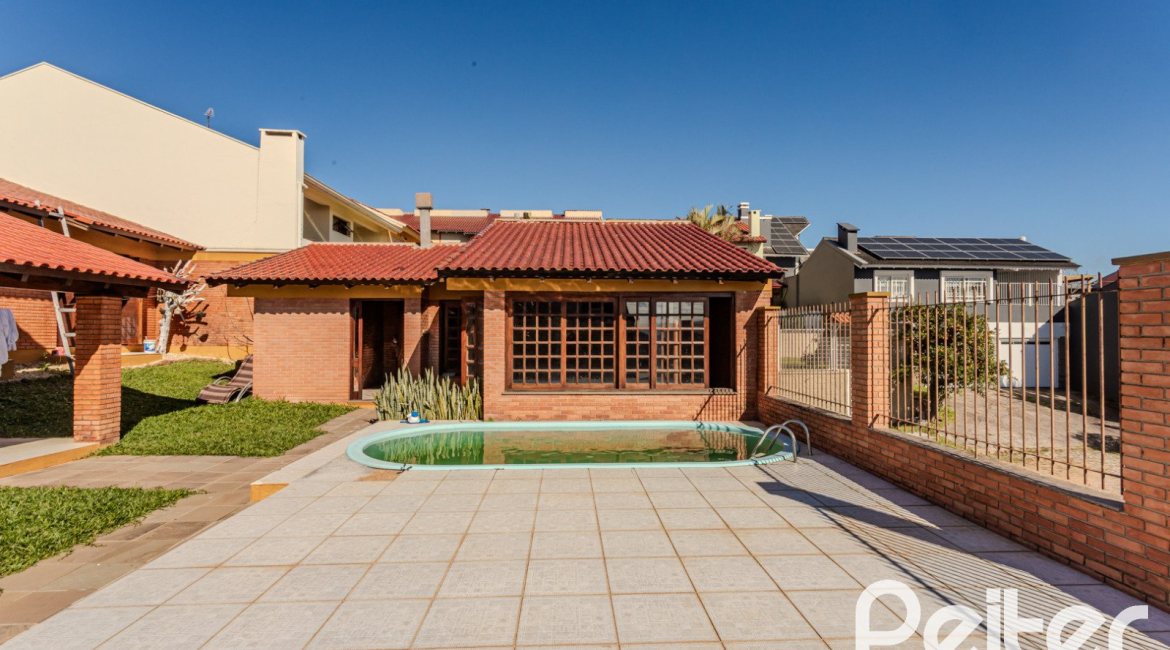 Casa à venda com 302m², 3 dormitórios, 1 suíte, 2 vagas, no bairro Espírito Santo em Porto Alegre